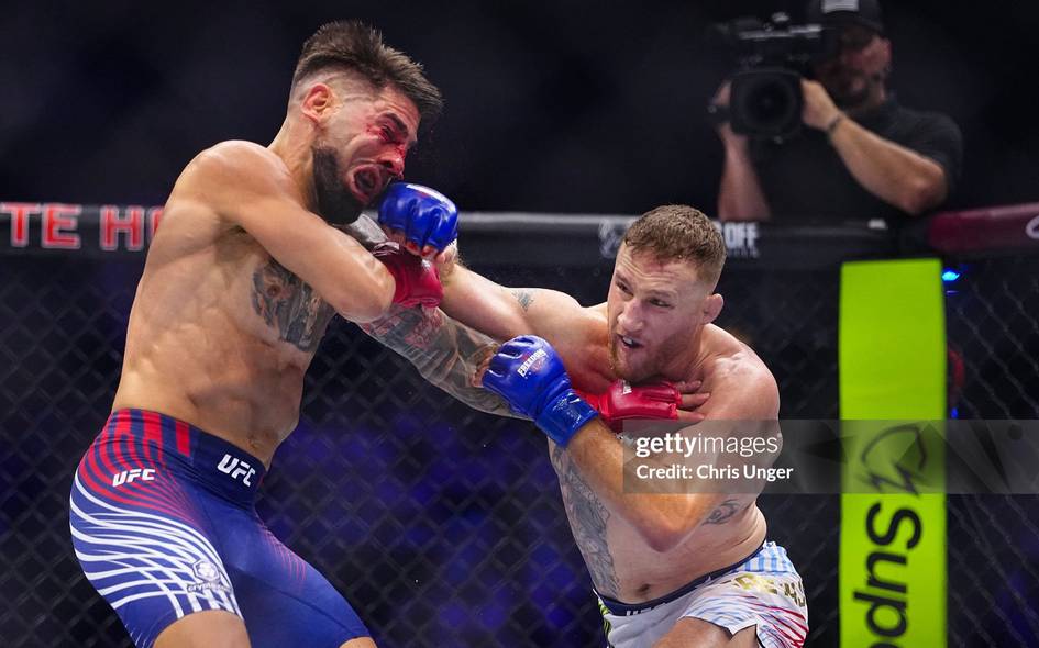 37 ёшли Жастин Гетжи Оқ уйда Илия Топурияни мағлуб этиб, UFC чемпионига айланди