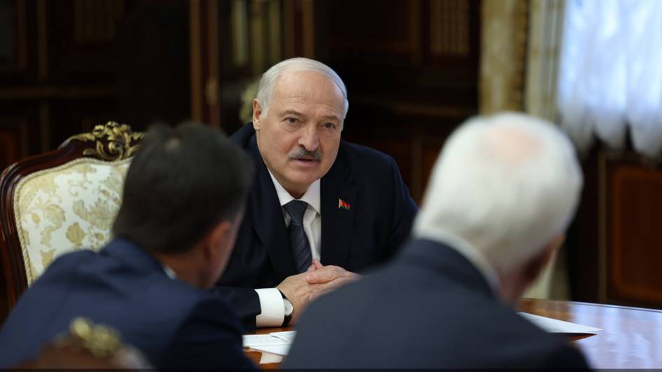 Лукашенко Россия элчисидан Беларусни урушга жалб этмасликни сўради