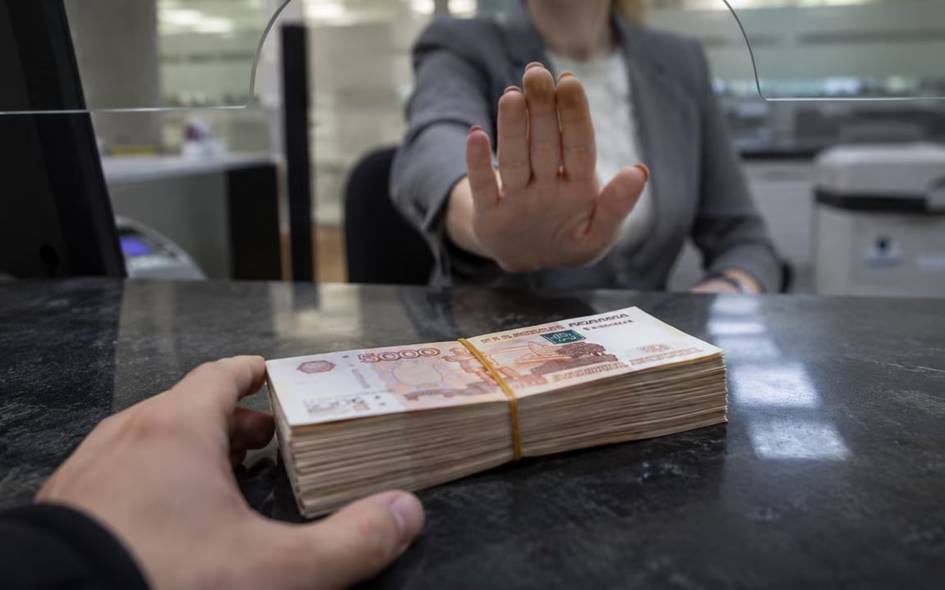 Россияга қўшни давлатлардаги банклар нақд рублни қабул қилишда комиссия олмоқда