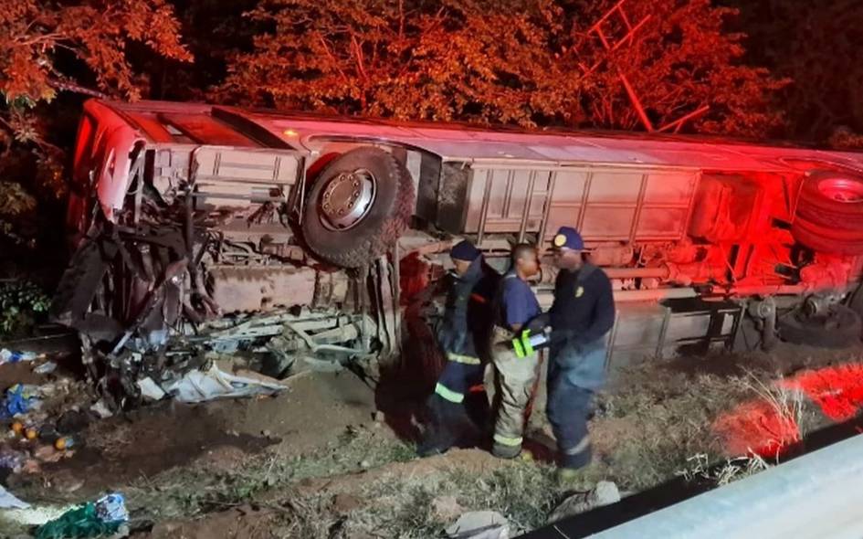 ЖАРда автобус ағдарилиб кетиб 16 киши ҳалок бўлди