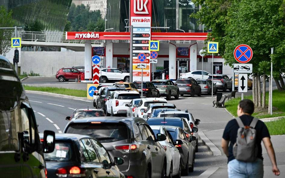 Россияда амалдорларга навбатсиз бензин берадиган заправкалар ишга тушди