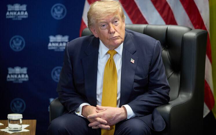 Трамп Эроннинг Ҳормуз бўғози ёпилгани ҳақидаги даъвосини рад этди