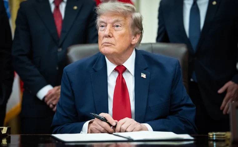 Трамп Эрондаги кўприклар ва электр станцияларини портлатиш билан, Теҳрон эса денгиз йўлларини ёпиш билан таҳдид қилди