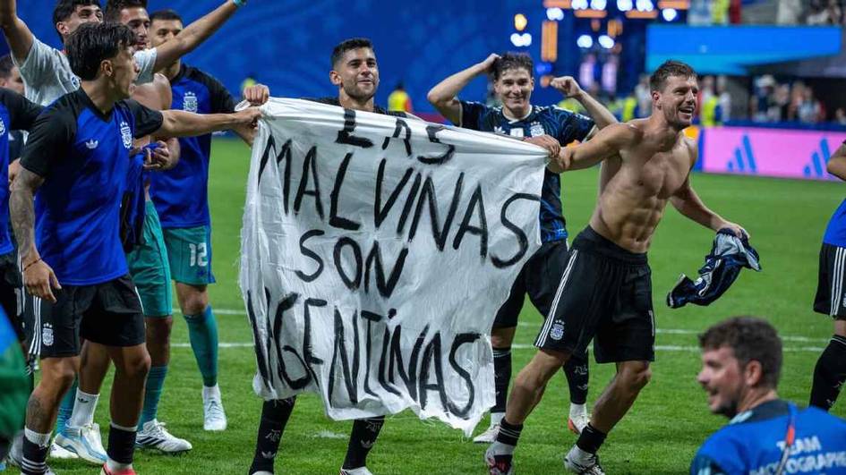 FIFA аргентиналик футболчилар намойиш қилган баннер юзасидан текширув бошлади