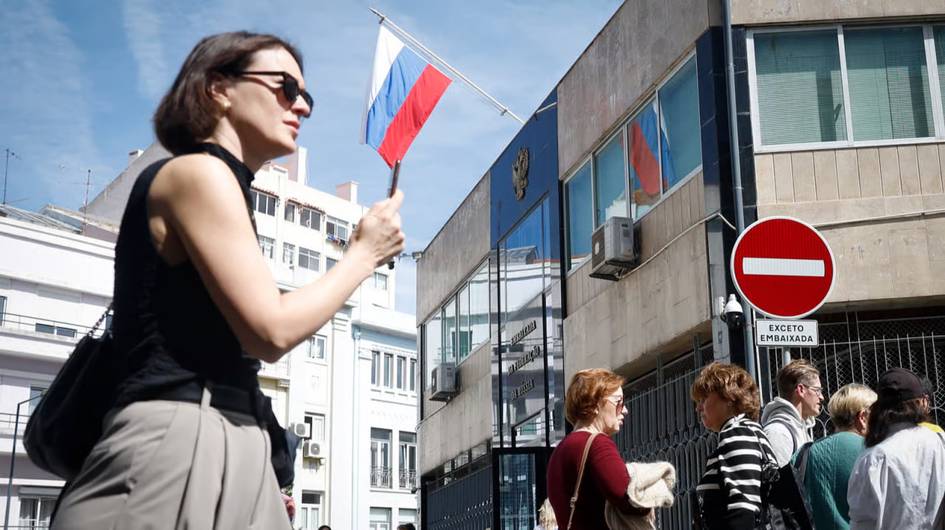 Россиядан қочганлар мол-мулкини сотиш ва консуллик хизматларидан фойдаланишдан маҳрум этилди 