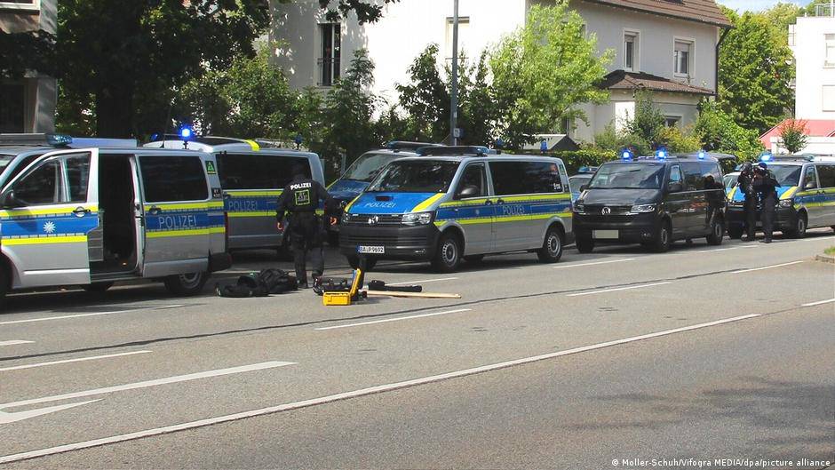 Германияда пичоқ билан қуролланган шахс банкдагиларни гаровга олди