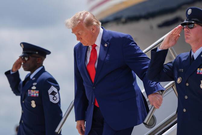 Трамп Қизил денгиздаги ҳужум сабаб Эрон ва ҳусийларга жазо бериш билан таҳдид қилди