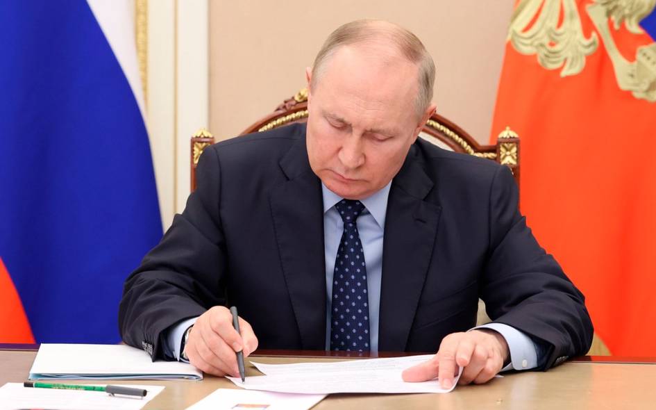 Путин оиласини таъминлай олмаган мигрантлар Россияни тарк этишини назарда тутувчи қонунни имзолади
