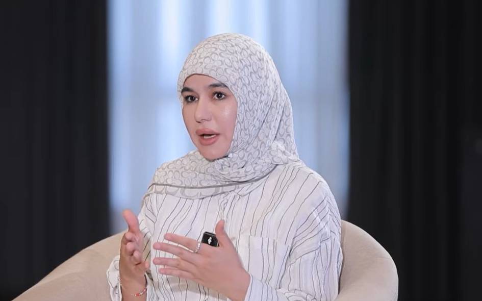 “Xafalikdan so‘ng ko‘rinishimni o‘zgartirganman”. Aktrisa Sevara Soliyeva san’atdan ko‘ngli qolgani, ro‘molga kirishiga nima sabab bo‘lgani haqida