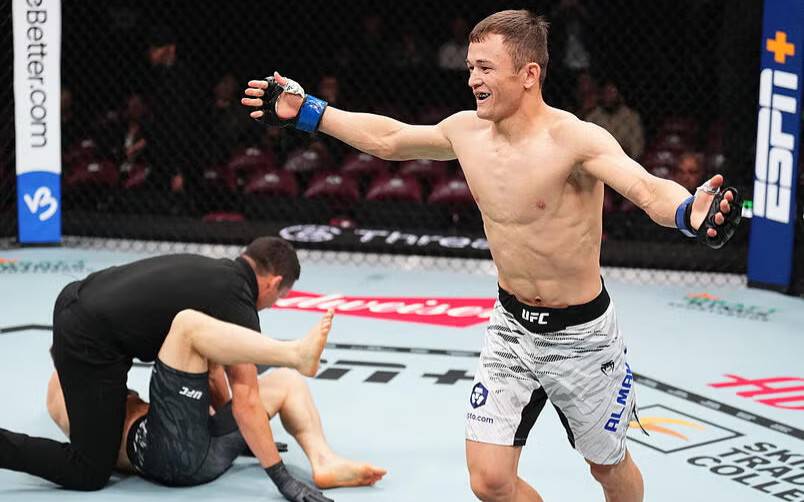 Қозоғистонлик жангчи UFC рўйхатидан ўчирилди