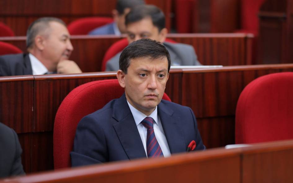 “Демократияга рахна солувчи амалдорларнинг аксарияти Конституция бўйича етарли билимга эга эмас” — Бобур Бекмуродов