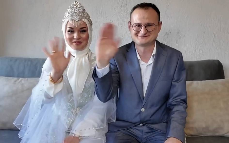 “Мен ҳеч нарса олмадим”. Туркияда тиллаларни ўғирлаб кетгани айтилган ўзбекистонлик келин айбловларга жавоб берди (видео)