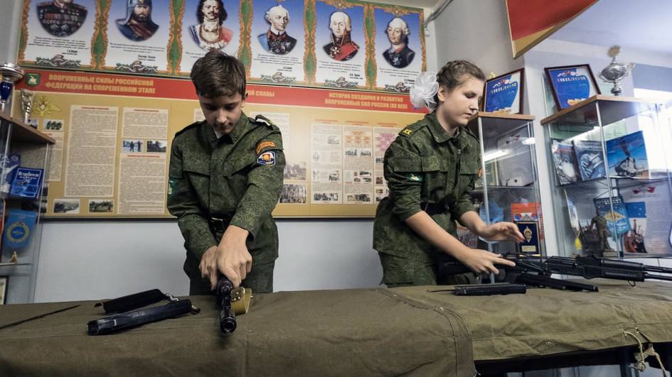 Россия мактабларида ҳарбий тайёргарлик соатлари икки баравар кўпайтирилди