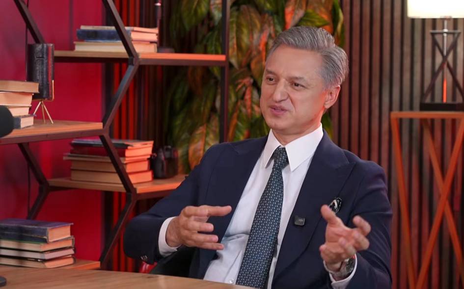 “Amerikaga borib, sartaroshlik qilmoqchi bo‘lganman”. Aziz Rajabiy hayotini o‘zgartirib yuborgan voqea va qizini uzatgani haqida