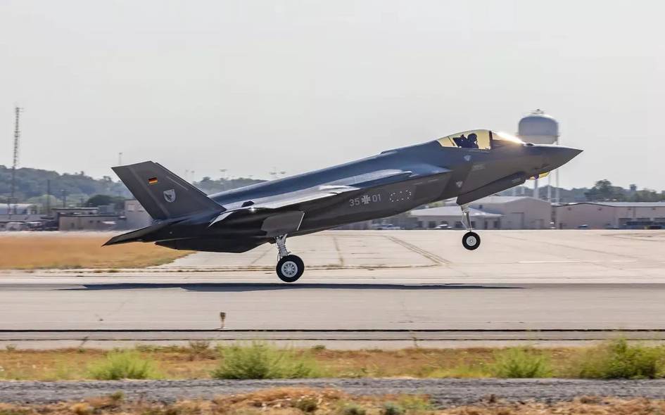 Германия ҳаво кучлари илк F-35 самолётини қабул қилиб олди