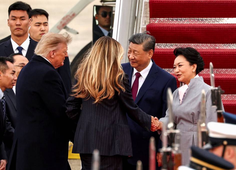 Трамп АҚШга келган Си Цзиньпинни самолёт трапида кутиб олди (видео)