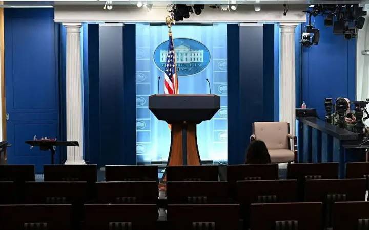 Суд Трамп маъмуриятига CNN ва Politico журналистларининг Оқ уйга кириш ҳуқуқини зудлик билан тиклашни буюрди
