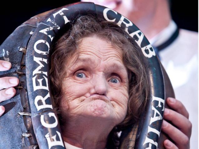 Rus porno ona va ogil Tinto Brass uslubidagi porno