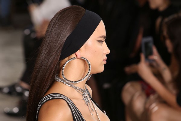 Kichkina kiygan qizlarning porno video Rossiya yulduzlarining soxta porno suratlari