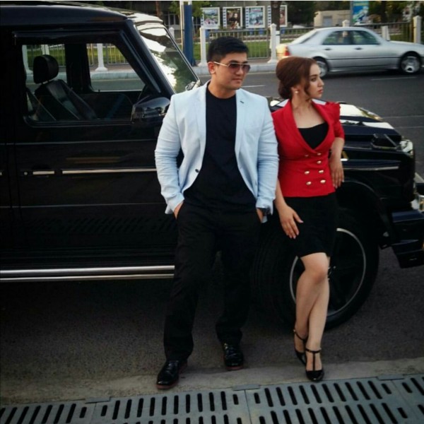 Sonya va Milana yalangoch