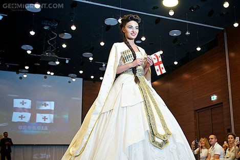 Onam o‘g‘lining qo‘lini silkitadi