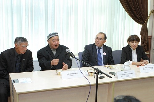 xotinini opadi, u boshqa erkakka qol tegizadi