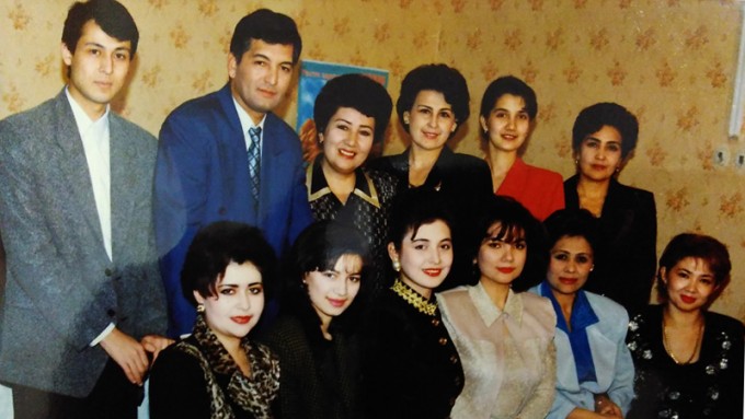 Abdumo‘min O‘tbosarov hamkasblari davrasida. Foto: Surayyo Ermatova va Namuna Zohirova shaxsiy arxividan