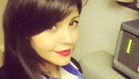 Ogil onasining kozini qirdiradi, keyin sikadi