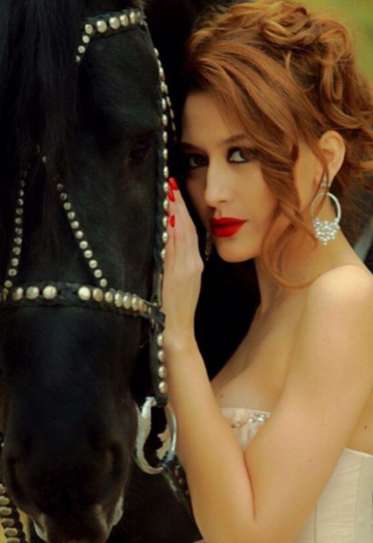 Yalangoch modellar HD keng ekranda suratga olishadi