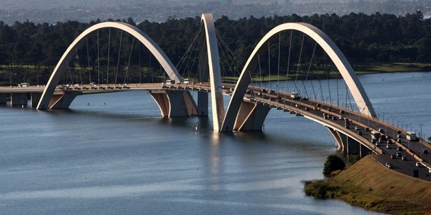 Chiroyli qizlar mushukka becerdilar