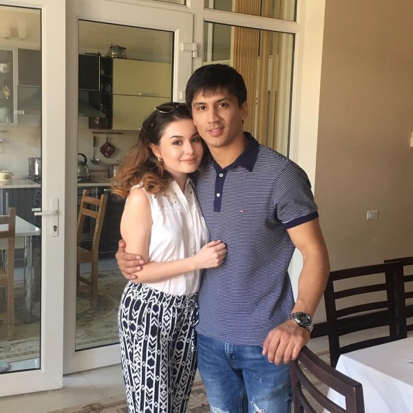 Qizil sochli qiz sichqonni soradi