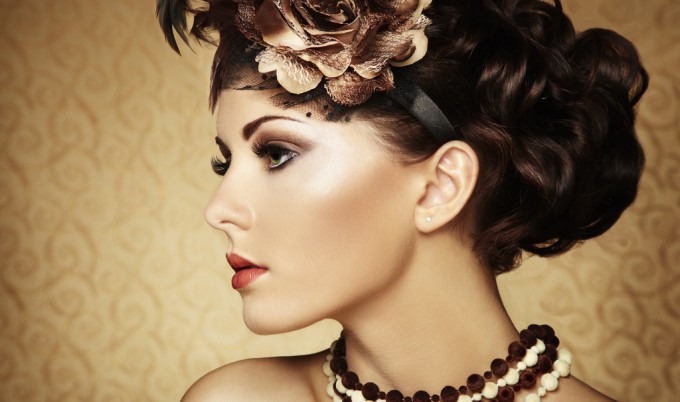 Moynali kiyimlardagi lezbiyenlar