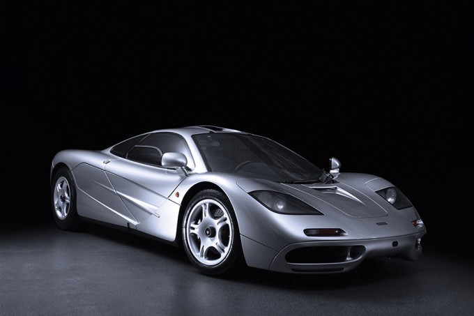 Voyaga etgan ayollarning pubisi Porno qiz shortilarda peshob qiladi