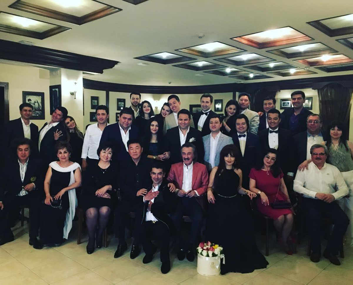 Ayollar panties va tukli mushuklar