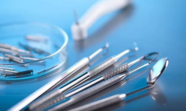 Hardkor porno: ikki erkak va bir qiz