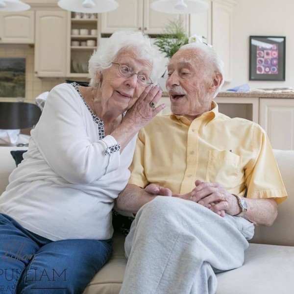 BDSM porno gif U uyga ketayotgan edi va ular uni ushlab, onlayn tarzda sikishdi.