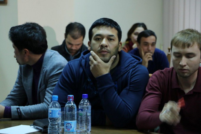 Qozoq ayollari uni og‘ziga olishmoqda (video)