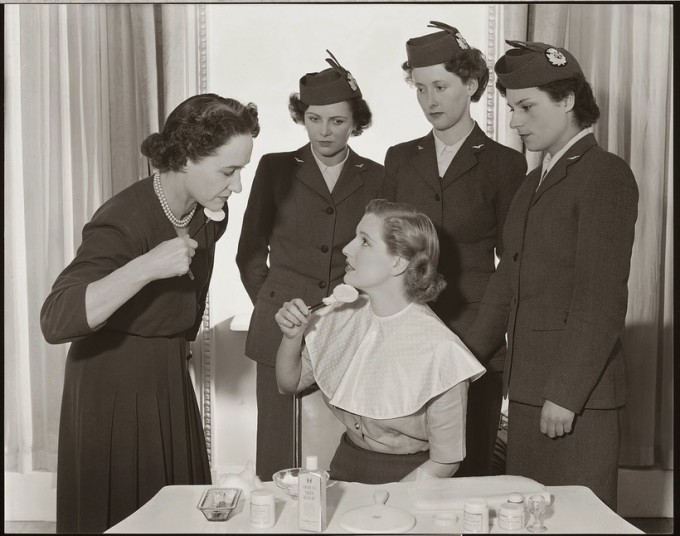 Erkak xotinining kokraklarini qattiq soradi