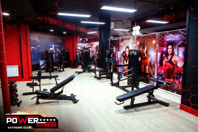 Fitnes klubi erotikasida katta kokraklar