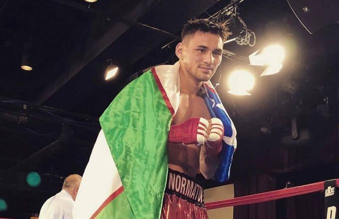 Yigit qizning suratini ko‘rmoqda (video)