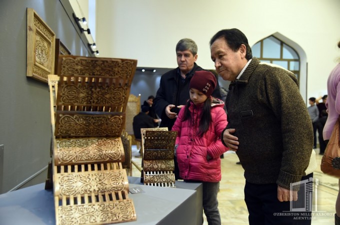 Sariq uy qurilishi erotikasi