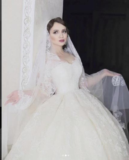 Karuselda yalangoch ayol