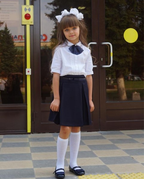Anastasiya Stilning qizil libosi