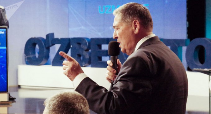 Qizlar mushuklarining chuqurligini olchaydilar