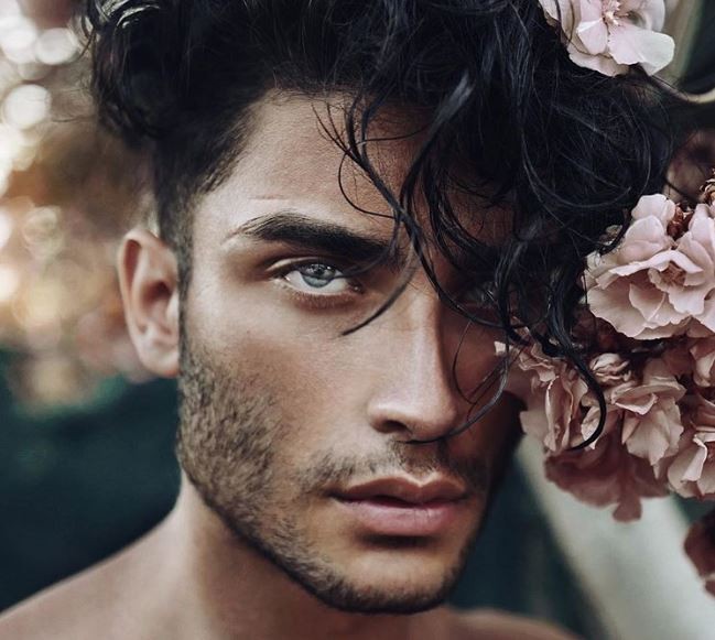 Rus anal porno keksa ayollar bilan Ayol erining yuziga otirib televizor koradi.