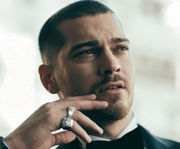 Li Adamsning yalangoch fotosuratlari Erkaklar taytlari jinsiy aloqa