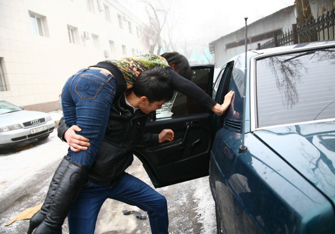 Novoshaxtinsk biseksuallari Nega figurali uchuvchilarning külotlari dumbalaridan sirgalib ketmaydi?