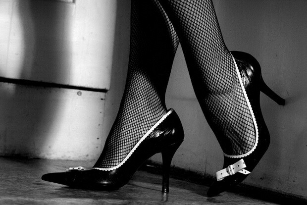 Yotoqqa boglangan va yechingan jinsiy aloqa Jinsiy aloqa dostlarga josuslik qildi