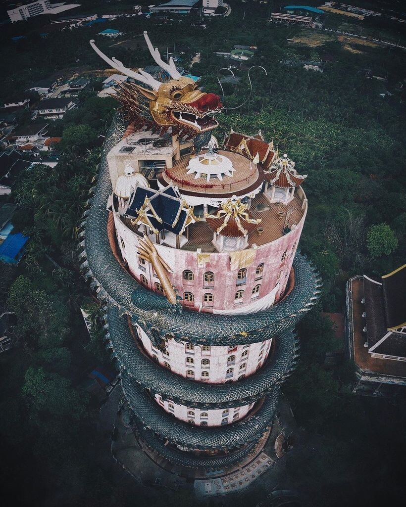 Gianna Michaels ulkan qora xorozni erkalaydi va uni eshagida his qiladi