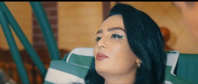 Qiz mushukcha it uslubida sikiladi (foto)